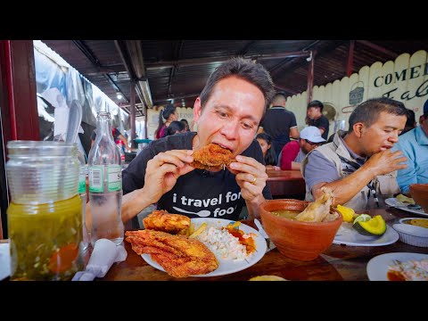 $2 Guatemalan Street Food 🍗 Fried Chicken at Biggest Market in Central America!!