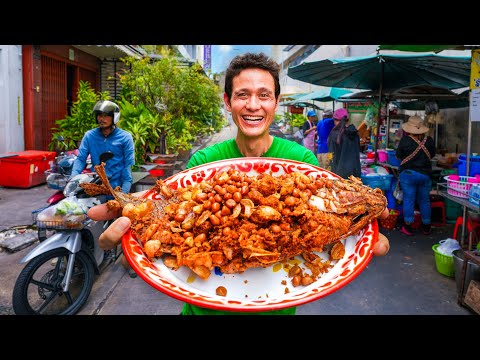 This Bangkok Street Food Stall Makes Giant Fried Garlic Fish!!